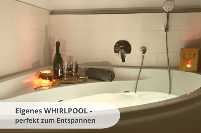 Bad mit Walk-In-Dusche und Whirlpool