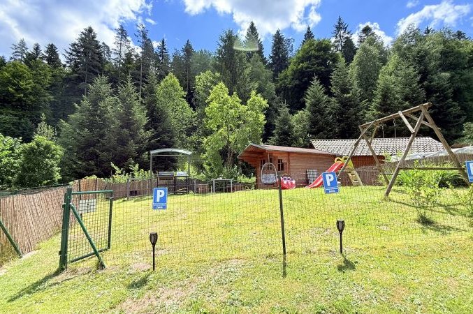 großer Garten mit Spielplatz